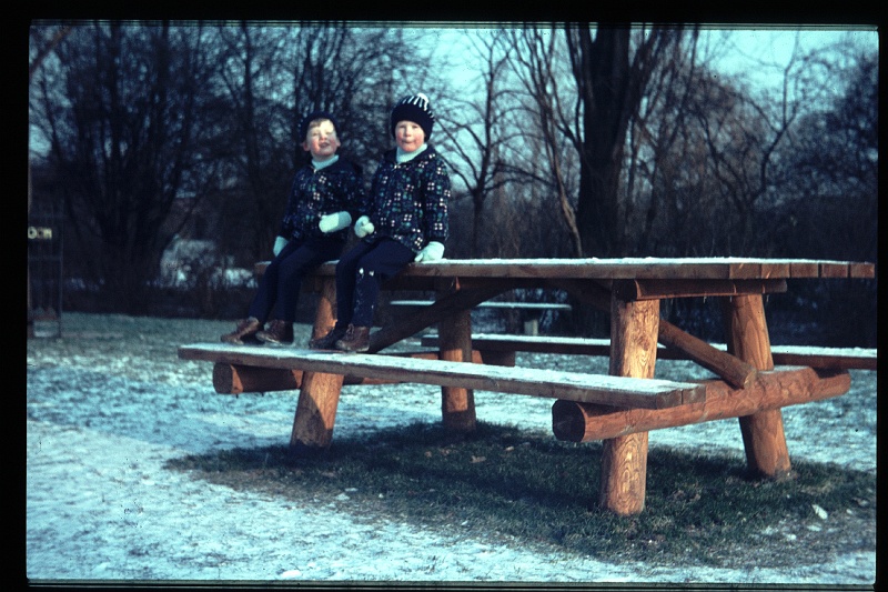27.Wilhelminapark jan 1966 Brigitte,Marion.JPG